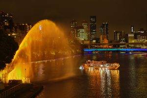 大阪屋形船・グランピングBBQ船メリーグリーン中之島公園 剣先噴水の前